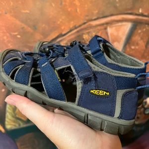 Size 1 Kids Keen sandals blue